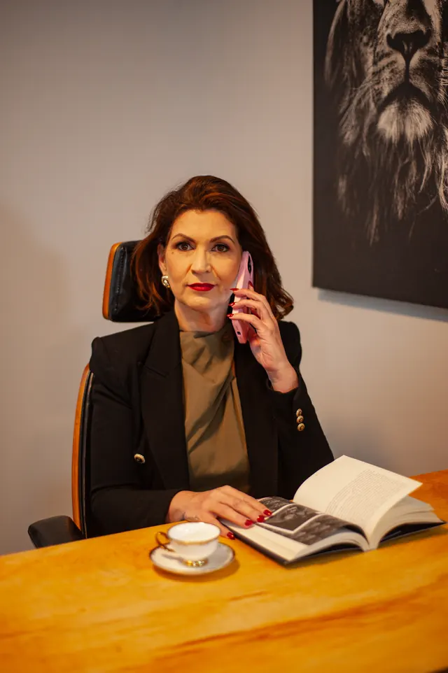 Empresária em ensaio ao telefone