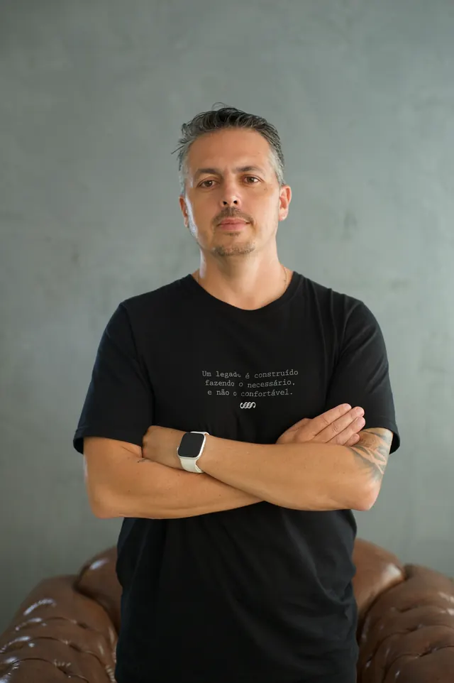 Empresário em retrato de posicionamento