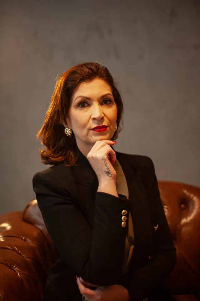 Empresária em retrato no estúdio
