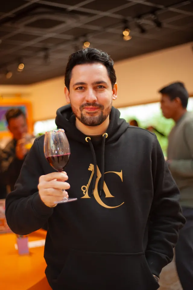 Participante brindando em evento