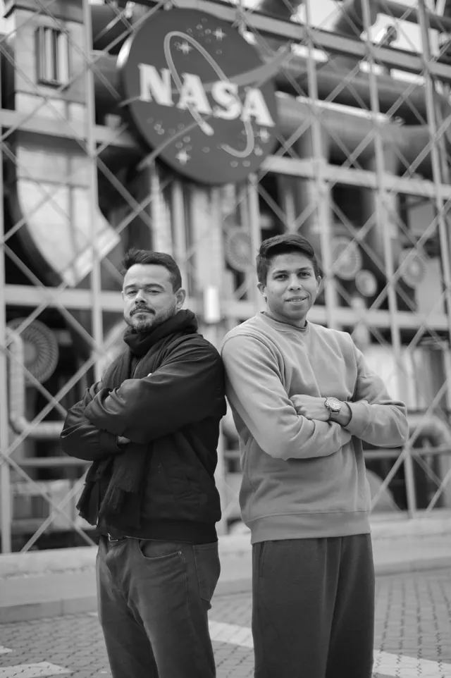 Retrato em preto e branco de dois empreendedores