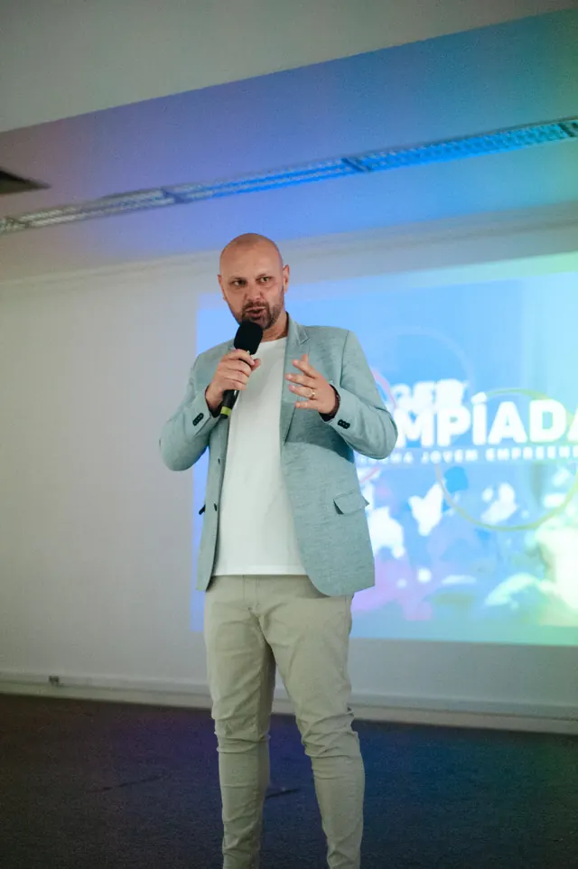 Palestrante no palco com telão