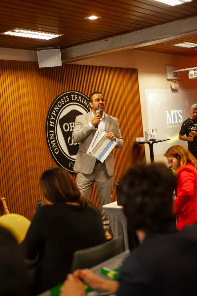 Palestrante em evento com público