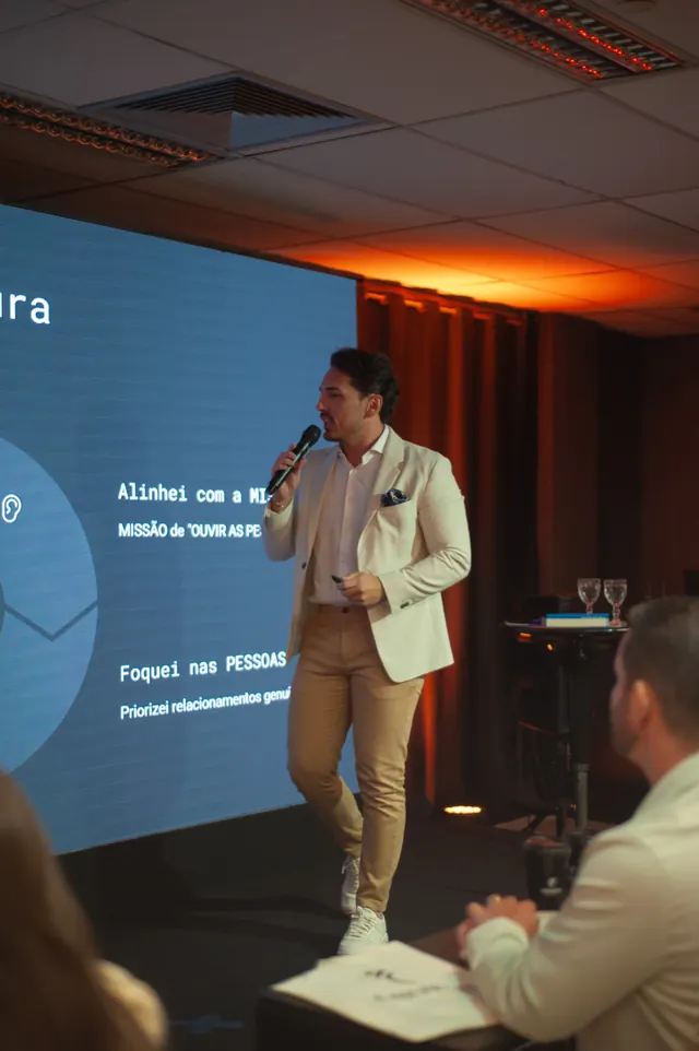 Palestrante no palco com telão